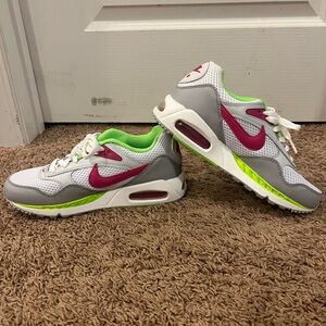 Size 9 Nike Air Max Correlate